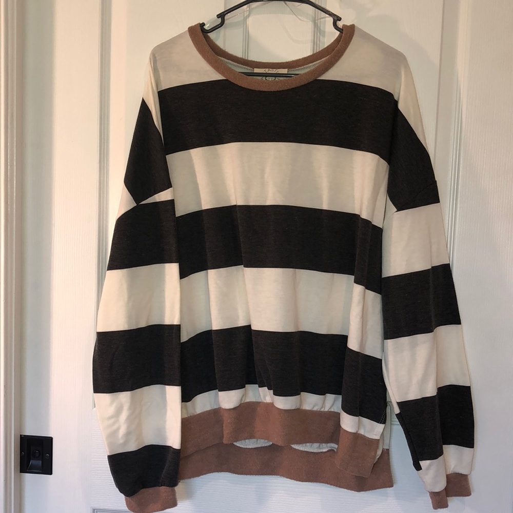 Size Small. (Runs big). Lightweight long sleeve